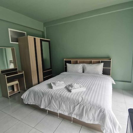 4 Palms Hotel Pratumanak Pattaya Bagian luar foto