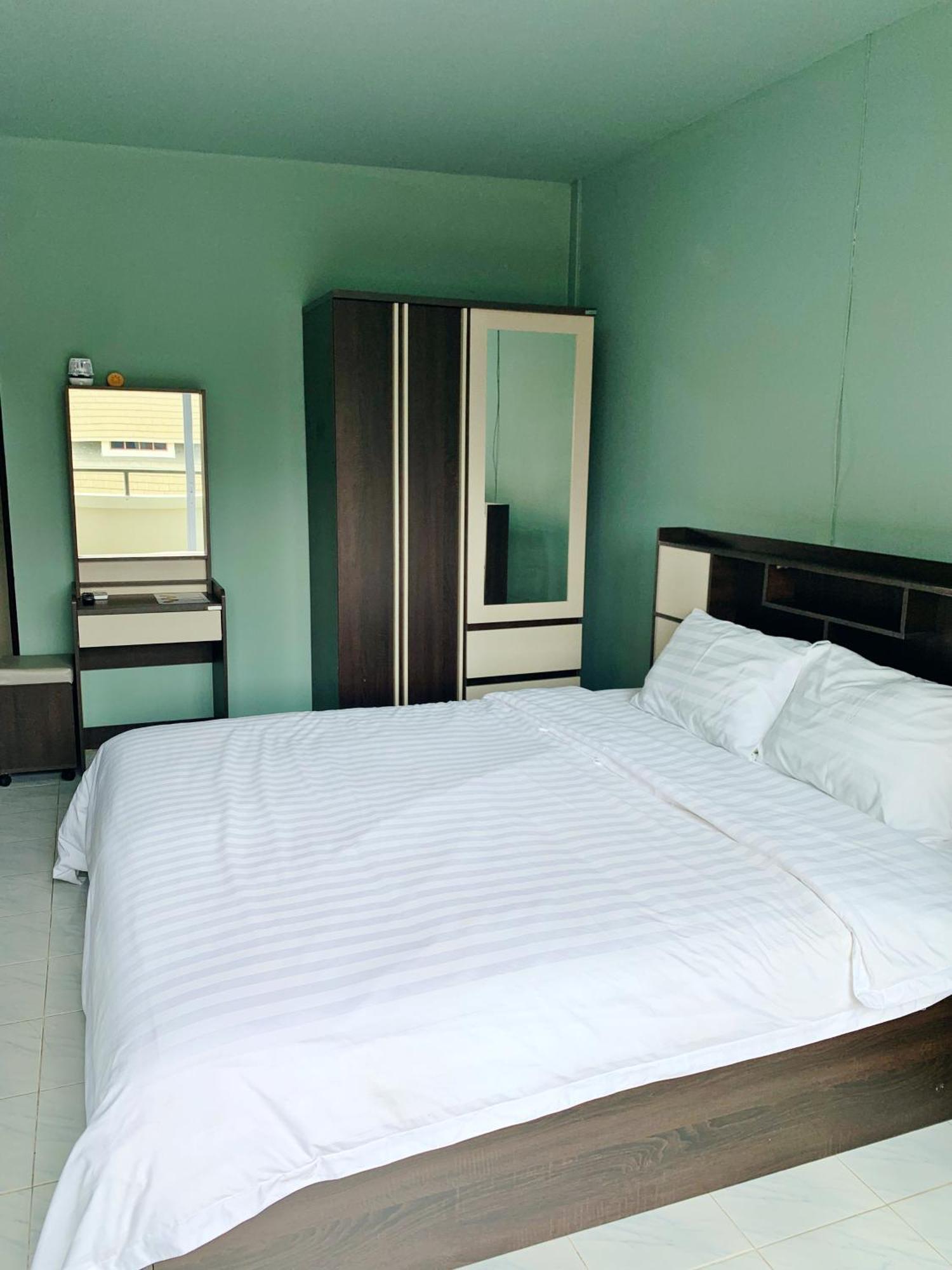 4 Palms Hotel Pratumanak Pattaya Bagian luar foto