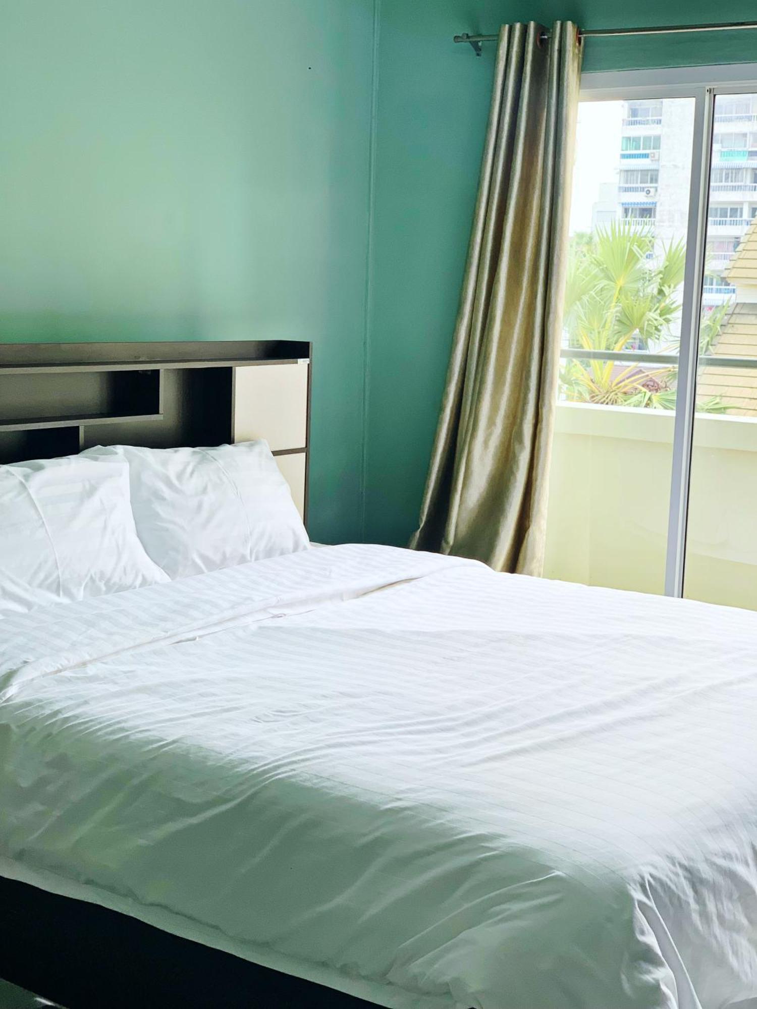 4 Palms Hotel Pratumanak Pattaya Bagian luar foto